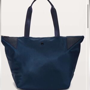 Lululemon True navy Acute tote bag
